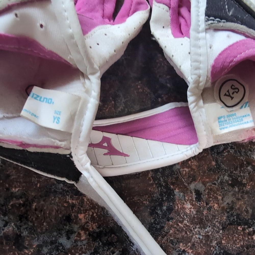 Girls batting gloves